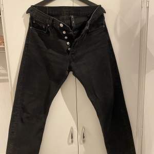 Space jeans från weekday  Storlek 28/30 Fint skick Färg: mörkgrå Pris: 250