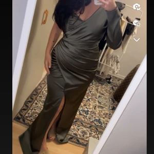 Balklänning  - Helt ny och oanvänd balklänning i säljes pga den är för liten för mig🌸 Fler bilder skickas gärna, endast att skriva till mig.  Nypris:2800. Priset är diskuterbart. ❤️