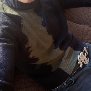 Snygg stickad tröja - En stickad tröja från Only&sons som är i bra skick. Jag har bara använt den några gånger så den är som när jag fick den.