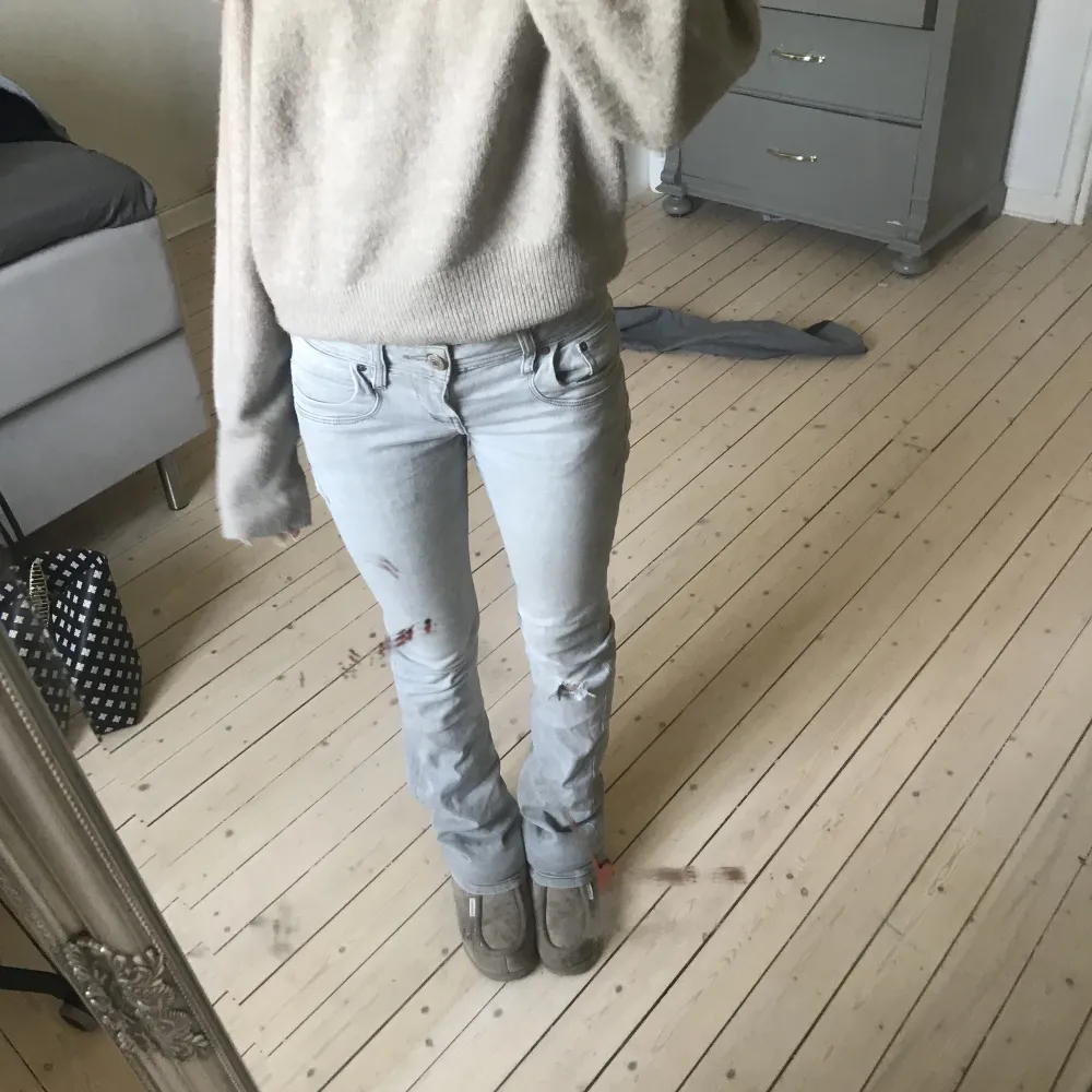 Säljer mina jättefina lowwaist gråa ltb jeans. Dessa är helt slutsålda i denna storleken, de sitter perfekt i längden på mig som är 166!🤍🤍 Det är modellen valerie. Köpta för 700 på deras hemsida! . Jeans & Byxor.