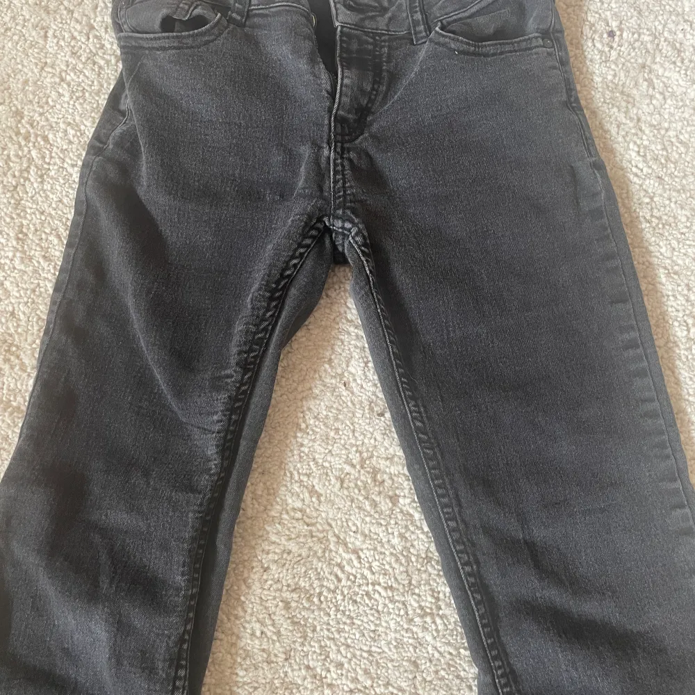 Lågmidjade flare jeans i storlek xs. Inga fläckar eller hål 😊 från Lindex. Passar också i storlek 146/152!. Jeans & Byxor.