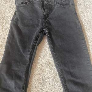 Lågmidjade flare jeans i storlek xs. Inga fläckar eller hål 😊 från Lindex. Passar också i storlek 146/152!