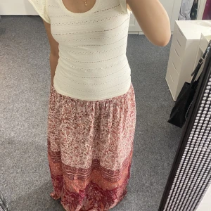 Klänning - Säljer denna fina klänningen från Indiska som är så fin nu till sommaren. Går att ha både som klänning och kjol. Har två slitsar så att det ska bli lättare att gå i, går att sy om man vill. Är stretchig och passar xs-m. Pris kan diskuteras vid snabb affär