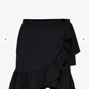 säljer min kjol från veromoda som jag köpte nyligen men kom aldrig till användning där av säljer jag den, prislappen är av men den är nyskick, skriv så kan jag skicka egna bilder❤️‍🔥!