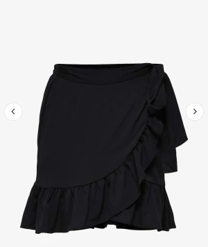 Fin kjol! - säljer min kjol från veromoda som jag köpte nyligen men kom aldrig till användning där av säljer jag den, prislappen är av men den är nyskick, skriv så kan jag skicka egna bilder❤️‍🔥!