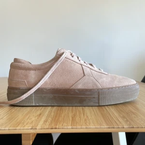 Axel Arigato, storlek 43 - Ljusrosa Axel Arigato-sneakers i mocka. Knappt använda och i bra skick.