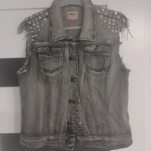 jeansväst - fin jeansväst i strlk 38 som ej var min stil! 
