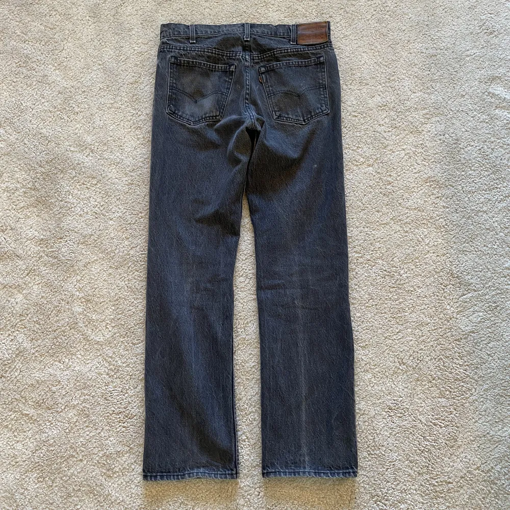 Jeans från levis Storlek : Står inte men passar 30/32 och 31/32 Skick : Grymt då bara använda ett fåtal gånger Mått :  Midja - 40cm Inseam - 78cm Längd - 105cm  . Jeans & Byxor.
