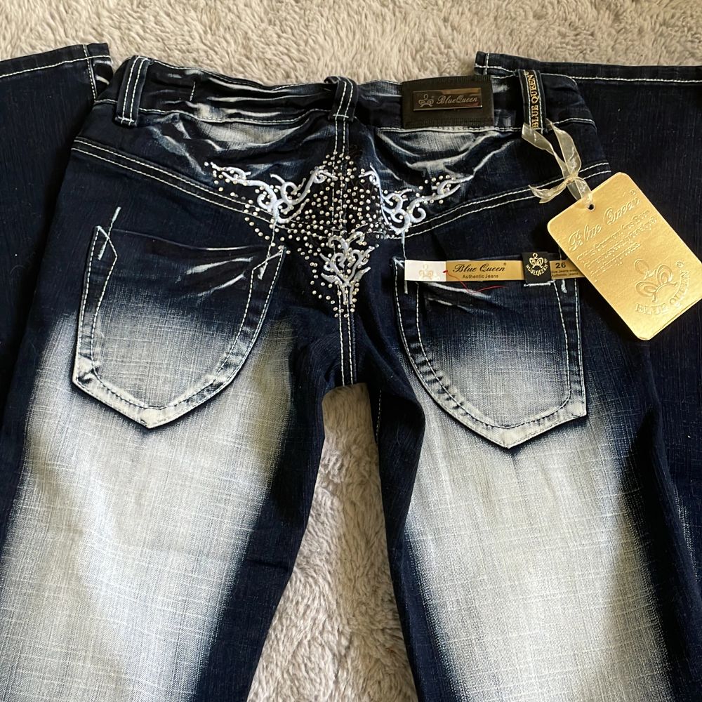 Blue queens jeans, aldrig använda då jag ej kunde lämna tillbaka. Midjemåttet är 36cm tvärsöver, grenhöjd 20cm, innerbenslängd 85cm. Skriv innan du köper!. Jeans & Byxor.