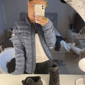 Beaumont jacka - As snygg beaumont jacka i blå, jättesnygg nu till då de börjar bli lite kallare. Nästan helt ny. 💗