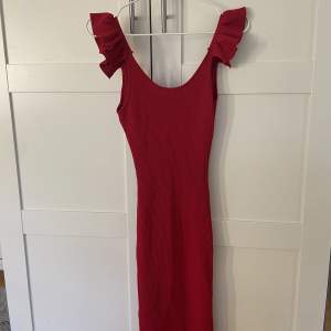 Jätttteee fin röd klänning från vinciettp fashion Spanien! Aldrig använd prislapp kvar. Har inte kommit till användning då den inte satt så bra