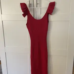 Jätttteee fin röd klänning från vinciettp fashion Spanien! Aldrig använd prislapp kvar. Har inte kommit till användning då den inte satt så bra