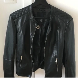 Läderjacka  - Läderjacka 