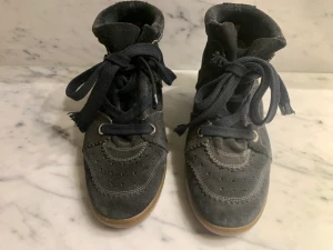 ISABEL MARANT BOBBY  - ISABEL MARANT BOBBY skor svarta Strl 38 Defekter: Har ett ca 2cm långt och 3mm brett hål i sulan, man märker inget när man har på sig dom och det syns inte försämrar inte häller kvaliteten 