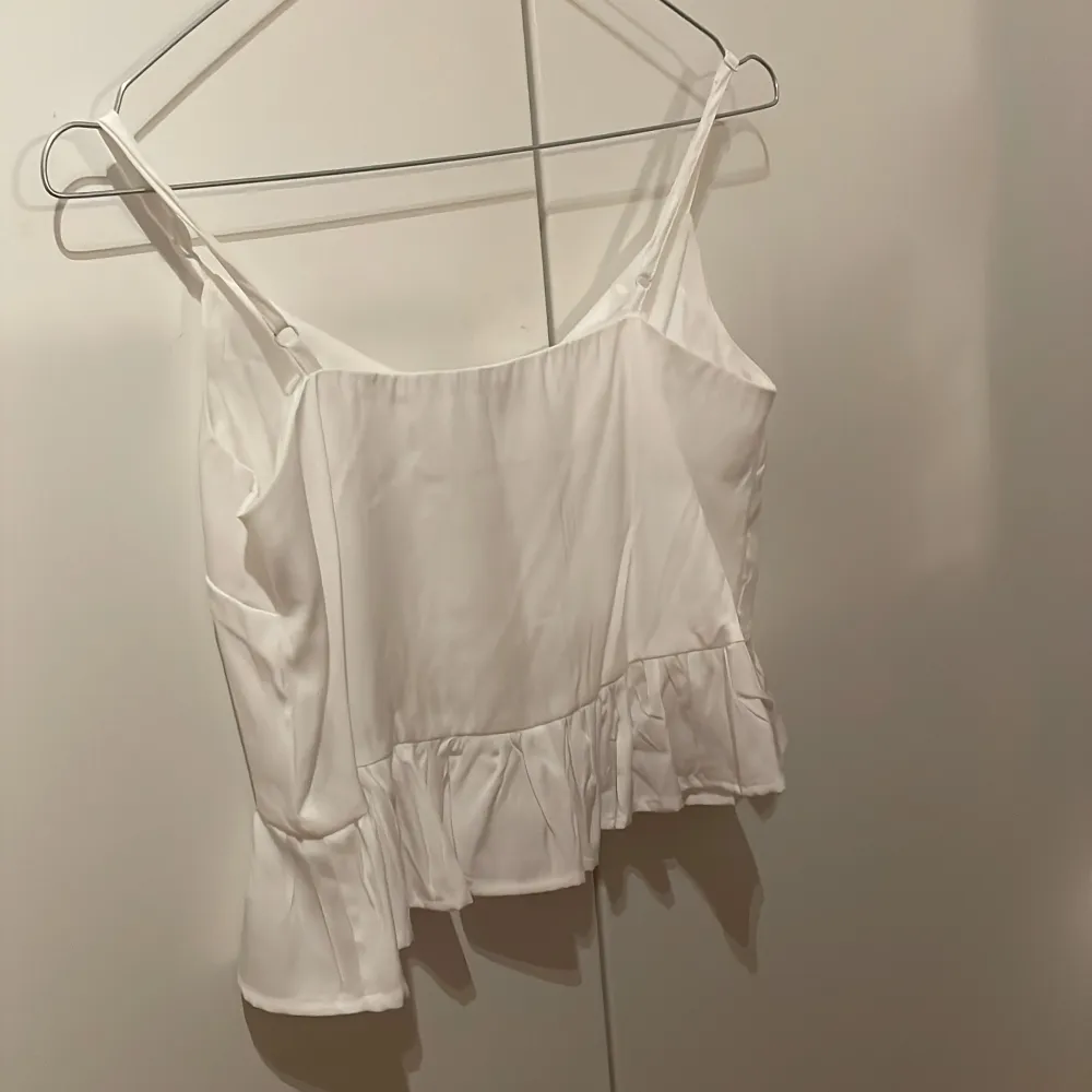 Jag säljer min fina topp/ linne då den inte kommer till användning och är lite för liten. Superfin att bara ha på någon middag eller liknande. Den kommer ifrån NAKD. Köparen står för frakten! Hör av er om ni är intresserade!💕. Puserot.