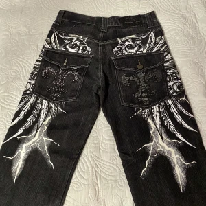 Raw Blue baggy y2k byxor - ⚡️ Premium RB jeans i storlek 30/32 ⚡️ Rare, äkta och vintage asf ⚡️ Skick 8/10, knapp saknas på framsidan men kan fixas lätt. Skriv vid frågor eller om fler bilder önskas 🖤 MÅTT i kommentarerna~