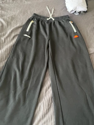 Ellese  - Nästan ny, har köpt i England men använder 3 gånger 