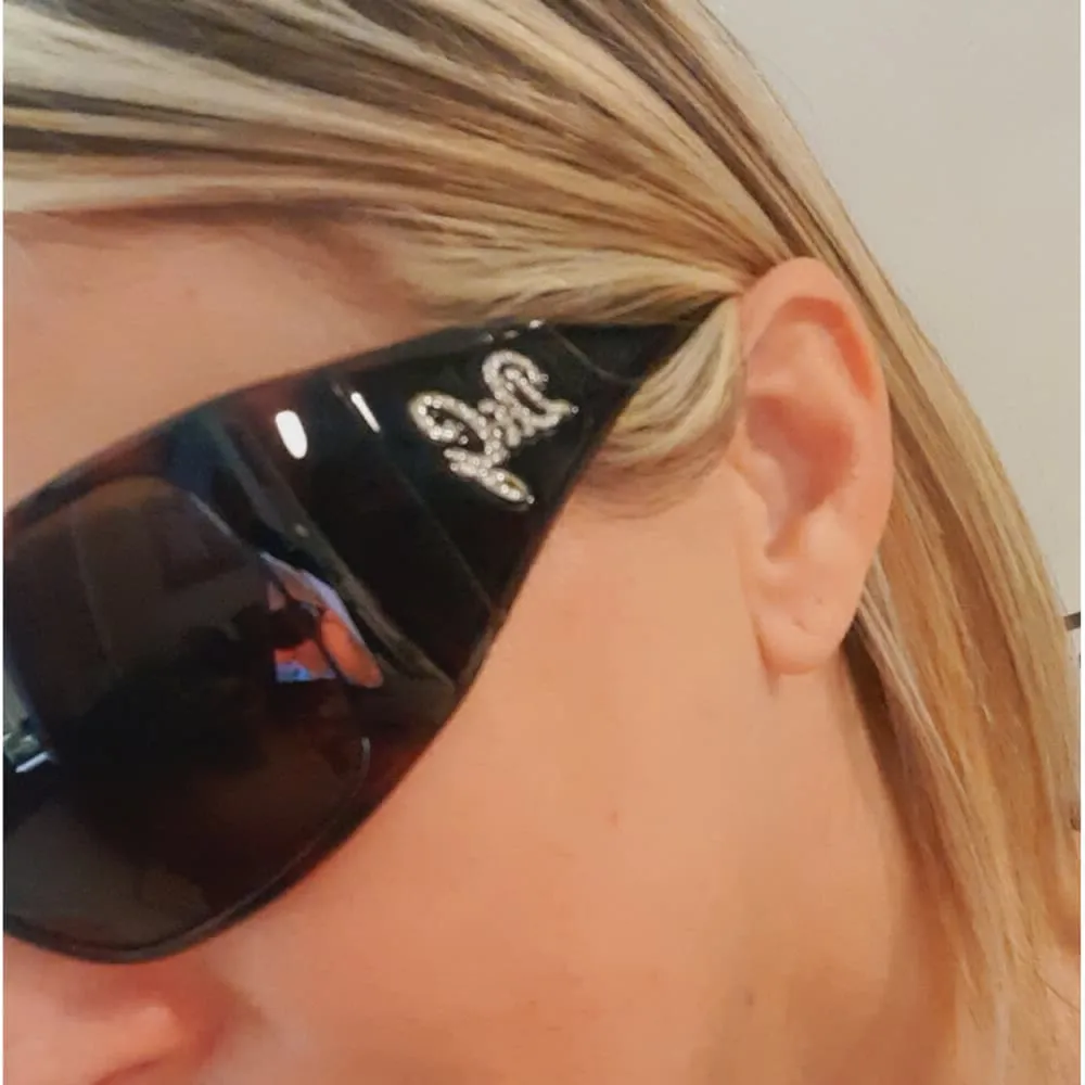 Very trendy sunglasses from dolce and gabbana from early 2000s. Y2k style with rhinestone D&G on the sides 💖  Comes with original case even though it is a bit used. Sunglasses are in excellent condition.  Bought from vestiarie collective ❤️ . Accessoarer.