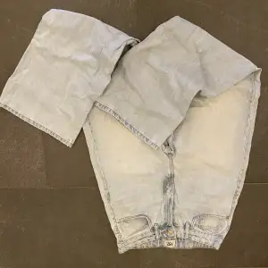 Säljer mina högmidjade jeans från lager 157. Dom är tyvärr försmå för mig och används i inte.💕