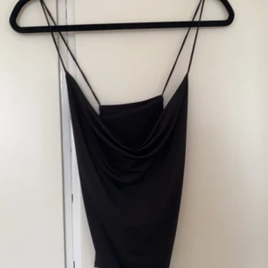 Fest topp🖤 - Kors i ryggen, vilket man ej ser på bilden då den bara hänger!