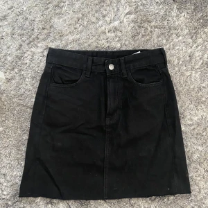 Kort svart kjol - Kort svart jeanskjol som är så skön i materialet, är inte så stretchig. Säljer då den blivit för liten för mig