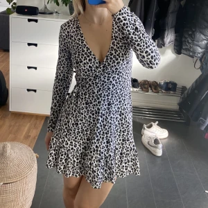 Leopard klänning - En så skön och fin leopard klänning från hm. Har ett speciell material som gör att den e lite varmare och super mjuk i materialet💞