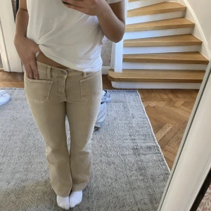 Mango jeans beiga - Jättesnygga bootcut jeans från mango. Knappt använda jättebra skick. Midwaist