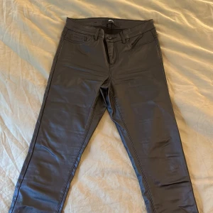 Coated pants  - ”skinn imitation” byxor, storlek small från VeroModa, ganska låga i midjan, använda en gång men för små för mig