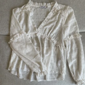Gullig blus NAKD - Gullig blus från NAKD i storlek 32, storleken är som xs, köpt för 439 kr✨