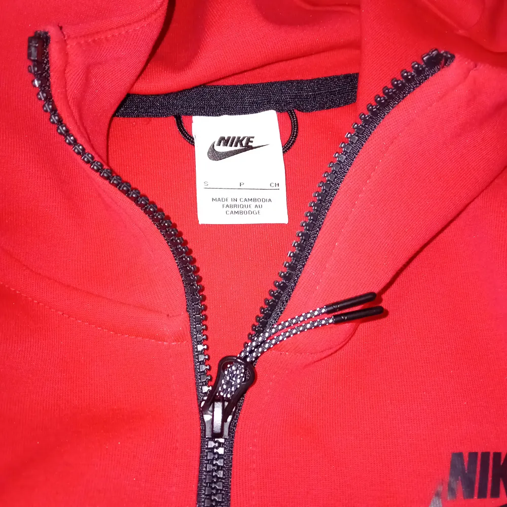 Röd Nike Tech Fleece storlek S. Väldigt bra skick, pris kan diskuteras!. Tröjor & Koftor.