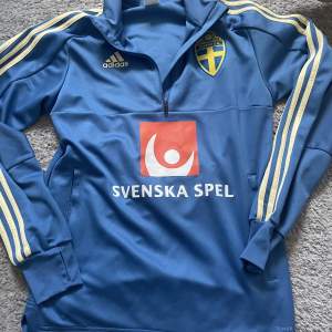 Fynda Fotbollströja, Sverige tröja, landslagströja från Adidas,  helt oanvänd, Herr st S! 