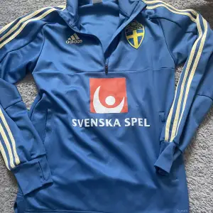 Fynda Fotbollströja, Sverige tröja, landslagströja från Adidas,  helt oanvänd, Herr st S! 