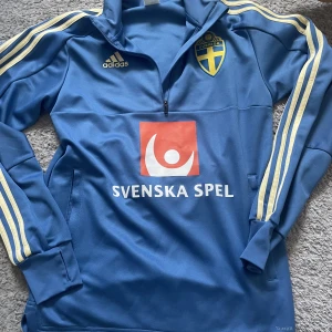Adidas tränings tröja  - Fynda Fotbollströja, Sverige tröja, landslagströja från Adidas,  helt oanvänd, Herr st S! 