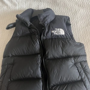 North face väst  - Svart north face väst i svart. Storlek XS och är o bra skick, 1200kr och köpare står för frakt 💗