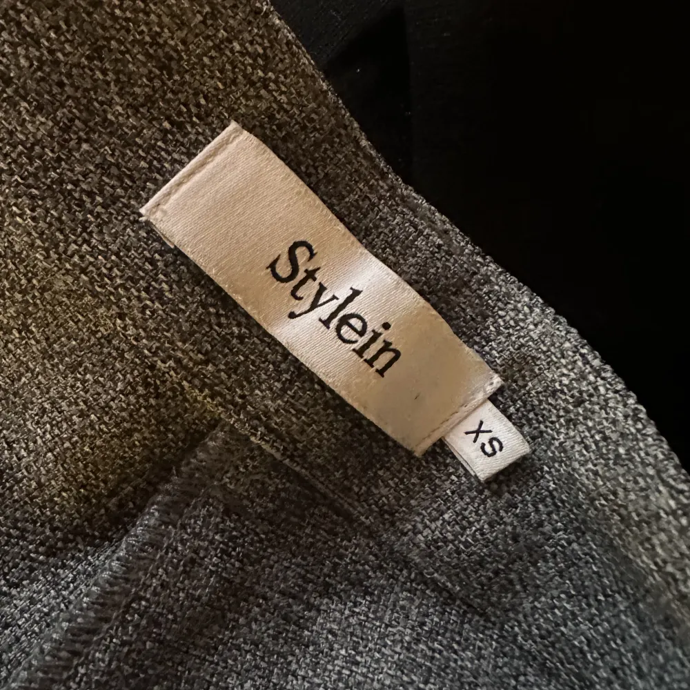 Lågmidjade kostymbyxor i en grå färg från stylein, använda 5 gånger så i nysskick. Jeans & Byxor.