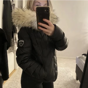 Rock and blue jacka  - Säljer min rock and blir jacka! Ornidarie pris 2400kr, säljer den för 1000💕