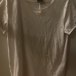 T-shirt med hål - Unik T-shirt med snygga hål, storlek L då jag ville ha oversize (passar S-m-l) beroende på hur man vill den ska sitta!!