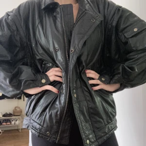 Overaized vintage skinnjacka - Oversized svart vintage  skinnjacka. Finns ett litet hål på en arm annars i mycket fint skick.  Passar en XS till L beroende på hur man vill ha passformen.