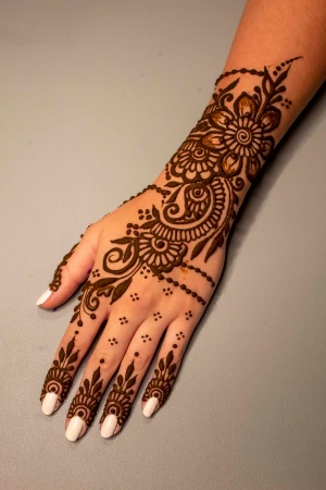 Gör henna/Mehendi - Hej ! Jag gör henna till både barn och kvinnor (bara i malmö) En hand kostar 95 kr och båda kostar 196 kr