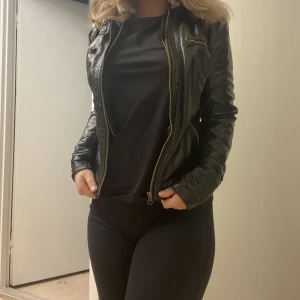 HÖSTJACKA I FAKELÄDER - Denna jacka säljer jag eftersom den inte kommer till användning alls, är väldigt fin och har även en ”inbyggd” zip-hoodie om du inte vill ha den helt stängd 💗💐