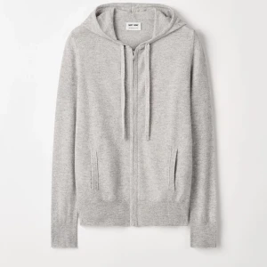 Stickad zip hoodie - Intressekoll på min stickad zip hoodie ifrån soft goat! Den är i väldigt bra skick men funderar på att sälja då den är lite liten . Färgen verkar inte finnas kvar på deras hemsida ❤️