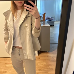 Kappa - Säljer denna fina kappan. Sparsamt använd. Storleken är M men den är väldigt liten i storleken. Skulle säga att det mer är en XS. Vill ni ha fler bilden kan ni skriva i dm❤️‍🔥❤️‍🔥
