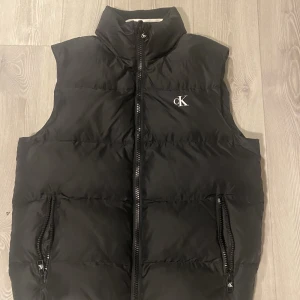 Calvin Klein väst - Säljer nu min ck väst för den inte kommer till användning. Skick 9,5/10. Hyfsat ny… priset kan diskuteras! Nypris-1599