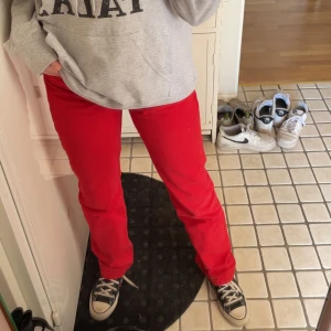 Zara jeans  - Unika röda jeans från Zara. I modellen midrise straight. 