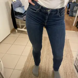 Jeans ifrån H&M. Highwaist 