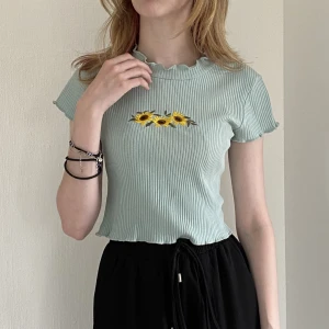 Söt t-shirt - Söt t-shirt med solroser broderade på. I storlek M men skulle säga att den passar mer som S/M. Använd en gång så i väldigt bra skick.