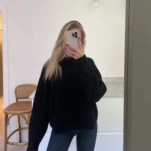 & other stories- Stickad tröja  - Stickad tröja med hög krage samt vringad rygg.  Nopprig (går säkert lätt att ta bort), därav det billiga priset!💛