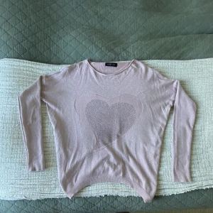 Tröja - Använd fåtal gånger men i mycket bra skick. Köpt från sellpy!