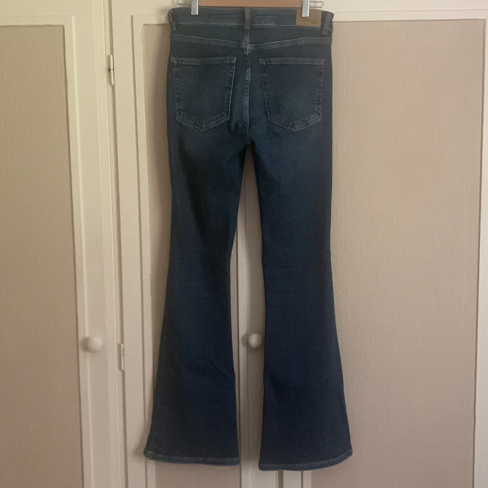 Säljer dessa gulliga medium/high waisted bootcut jeans då de är för långa för mig och kommer därav inte till användning! Nyskick och använda fåtal gånger! Nypris: 399kr. Jeans & Byxor.