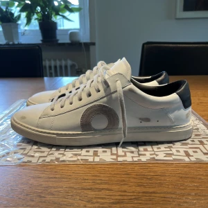 Oliver Cabell, Low 1 Belmont - Helt nya. Ny pris 3000kr. Testat några gånger inomhus säljer pga dem sitter för tajt. Storlek 43. Pris kan diskuteras.